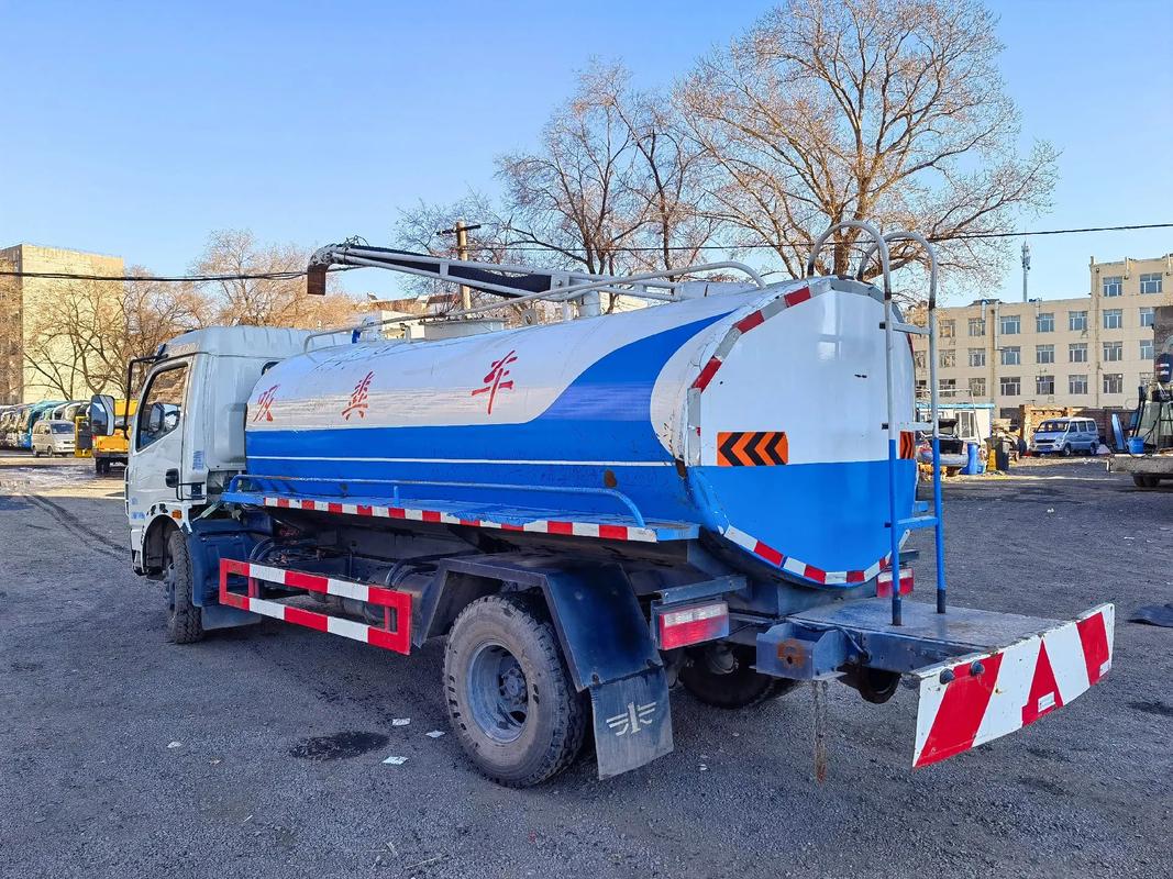 解析2014年中型三座吸糞車 規(guī)格、用途與市場價值
